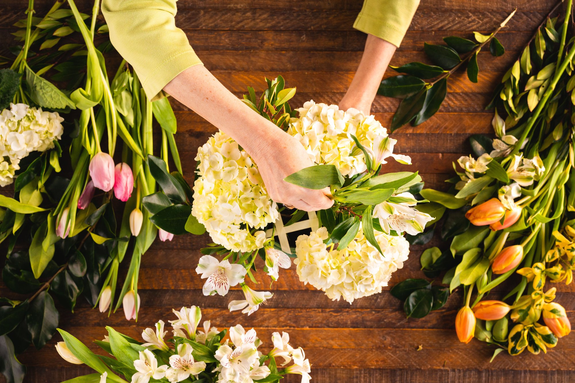 BHG_8_Simple_Step_to_Arrange_Flowers_Like_a_Pro_Alicia_Long-6-fbb22dc9711f40bfba54900b99bc48cc